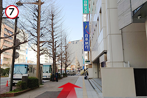 直進します。