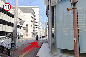 直進します。