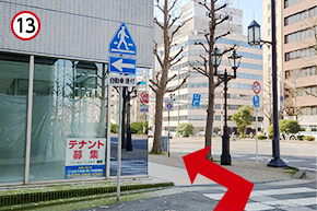 大きな通りが見えたら、さらに左折します。